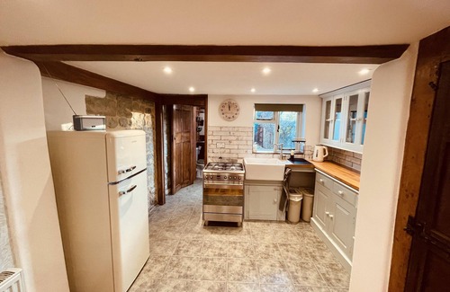 Shaftesbury Cottage | Charming Cottage Sleeps 4 with Sauna