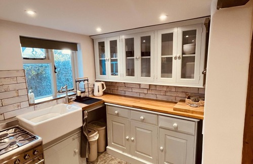 Shaftesbury Cottage | Charming Cottage Sleeps 4 with Sauna