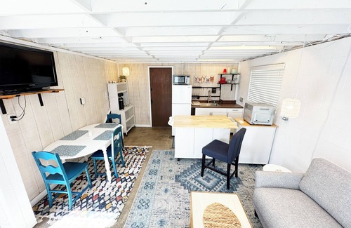 Utica Cottage | Charming cottage sleeps 3- river views in Jeffersonville - Utica, IN