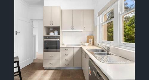 Braddon House | Charming Cottage Walk to City and Eat Street