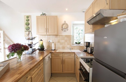 Brix Cottage | Charming cottage with garden and heated pool, pets allowed