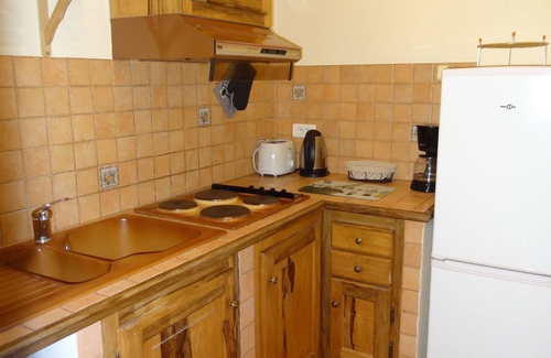 Apt Apartment | Charming cottage with pool, fountains, mill, park and plane trees