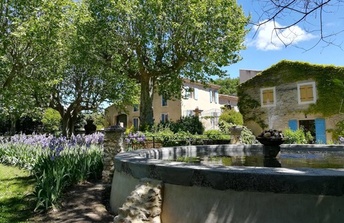 Apt Apartment | Charming cottage with pool, fountains, mill, park and plane trees