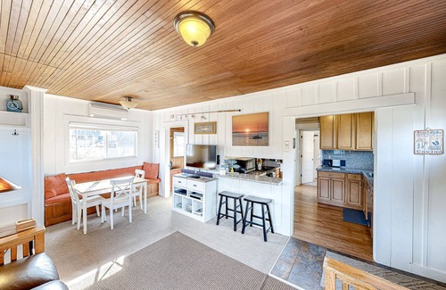 Manzanita Cottage | Charming cottage with WiFi & AC - 1/4 mile from the beach (MCA #1213)