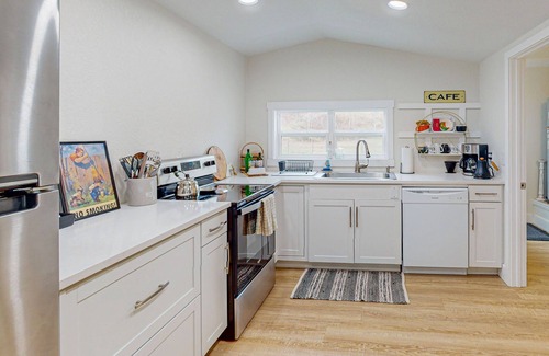 Bella Vista House | Charming Country-Modern Retreat with Outdoor Fire Pit and Near Back 40 Trail