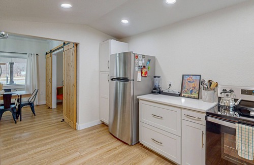 Bella Vista House | Charming Country-Modern Retreat with Outdoor Fire Pit and Near Back 40 Trail