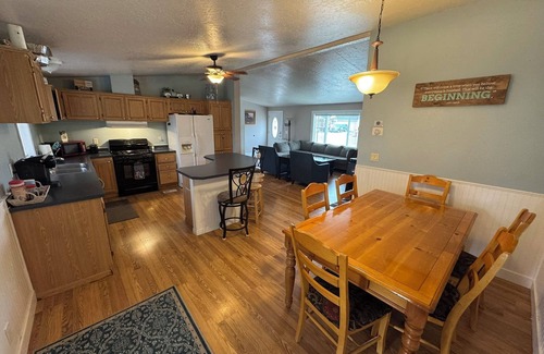 Enoch House | Charming Countryside, 3 bedroom, 2 bath home with plenty of parking.nn