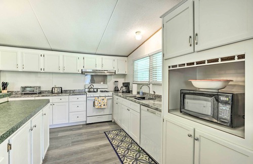 Livingston House | Charming Countryside Home w/Covered Porch!