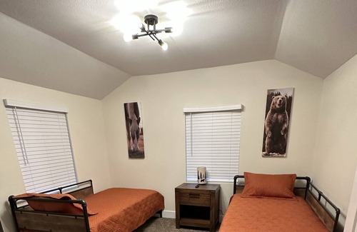 Yucaipa House | Charming Cozy 2 Bedroom Duplex