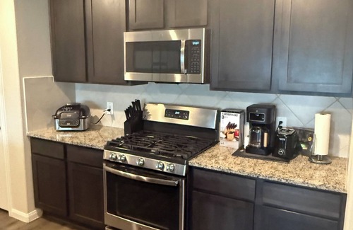 Iowa Colony House | Charming & Cozy 3-bedroom house in new subdivision near S Hwy Route 6