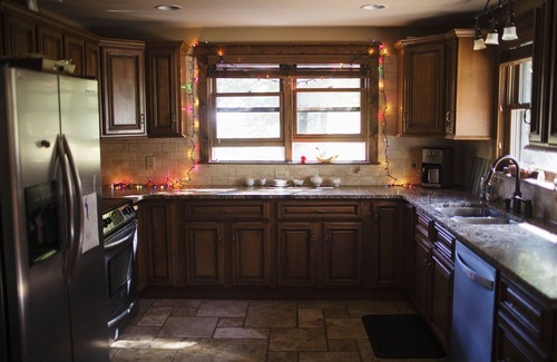 Frank Cabin | Charming Creekside 1940s Cottage, Kid/Dog Friendly