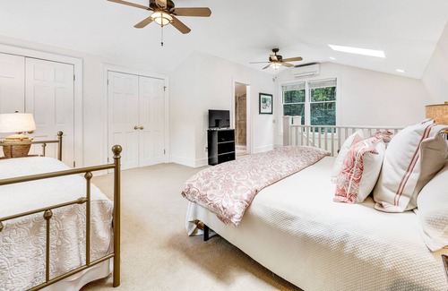 Banner Elk Cottage | Charming creekside home with firepit & idyllic location - dog-friendly