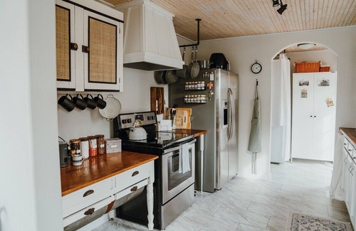 Carlton House | Charming Cuvée Cottage