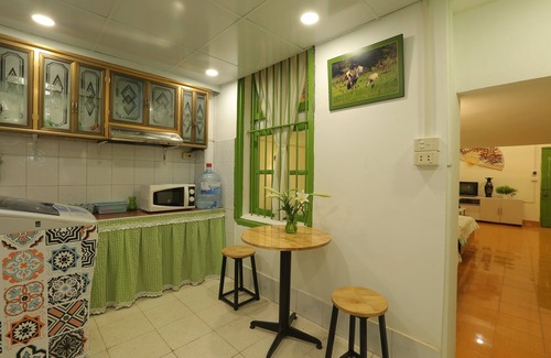 Hang Dao Apartment | Charming Daisy's home in Old Qualter