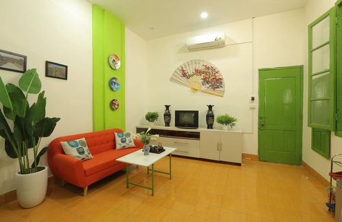 Hang Dao Apartment | Charming Daisy's home in Old Qualter