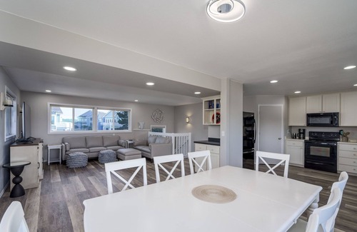 Bandon House | Charming dog-friendly home with ocean-view, beach access, & washer/dryer