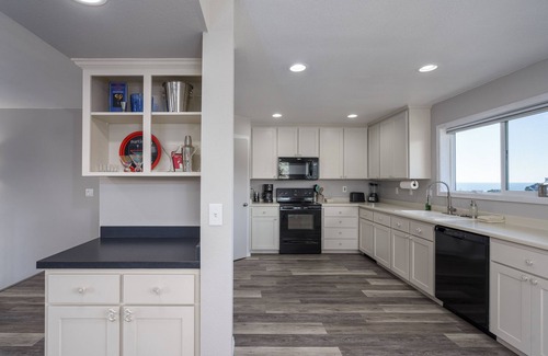 Bandon House | Charming dog-friendly home with ocean-view, beach access, & washer/dryer