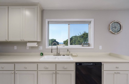 Bandon House | Charming dog-friendly home with ocean-view, beach access, & washer/dryer