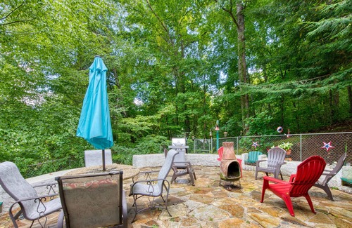 Forest Hills Ski Chalet | Charming dog-friendly chalet with fireplace, pool table, balcony, & washer/dryer