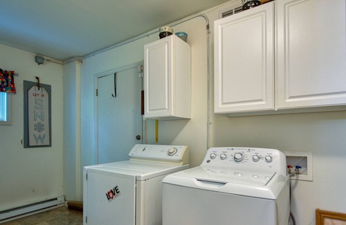 Forest Hills Ski Chalet | Charming dog-friendly chalet with fireplace, pool table, balcony, & washer/dryer