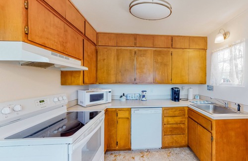 Waldport House | Charming, dog-friendly house with Wifi & W/D - near the river