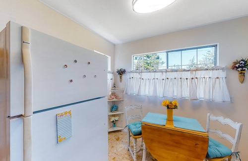 Waldport House | Charming, dog-friendly house with Wifi & W/D - near the river