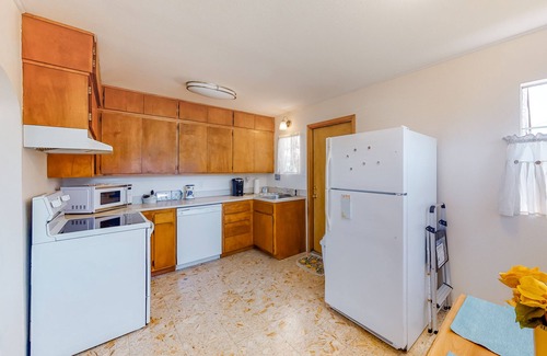 Waldport House | Charming, dog-friendly house with Wifi & W/D - near the river