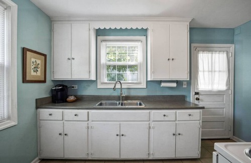 Woolen Mills House | Charming Downtown Parkside Cottage