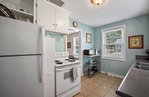 Woolen Mills House | Charming Downtown Parkside Cottage
