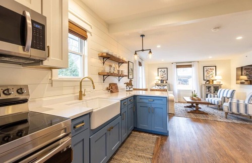 West Dundee Apartment | Charming Downtown Farmhouse Apartment #3