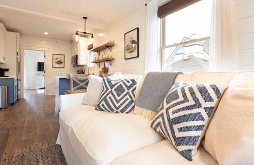 West Dundee Apartment | Charming Downtown Farmhouse Apartment #3