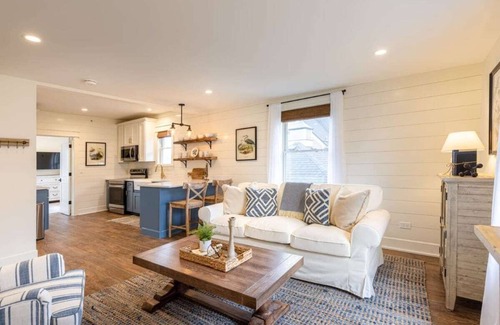 West Dundee Apartment | Charming Downtown Farmhouse Apartment #3