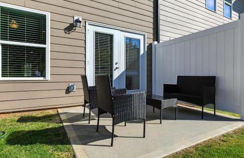 Easley House | Charming Easley Retreat with Private Yard townhouse