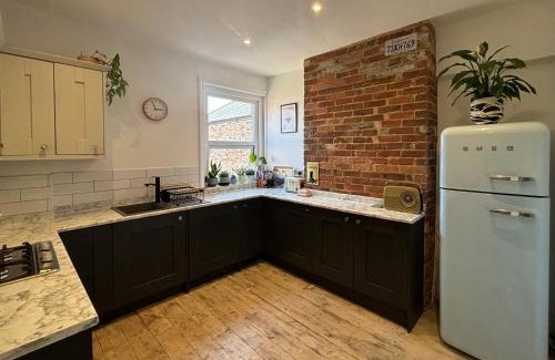 Poole Apartment | Charming Edwardian maisonette in trendy location, minutes from restaurants and pubs in Ashley Cross, Poole