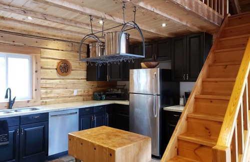 Algonquin Highlands House | Charming Family Lakefront Cottage in Algonquin Highlands