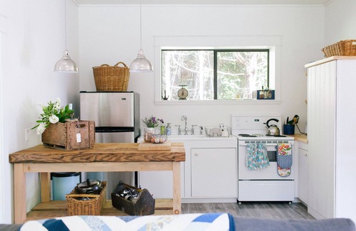 Roberts Creek Cottage | Charming, family friendly Cottage 3 minute walk to the beach.