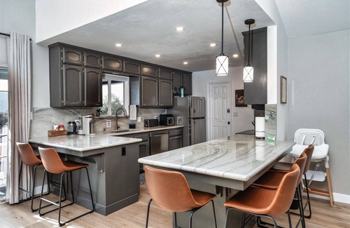 Oakhurst Villa | Charming Family-friendly house with Arcade Room and stunning view. Sleeps 16+