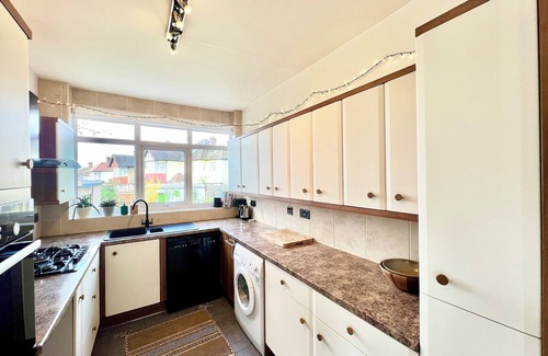 The Hyde House | Charming family home in NW London with great transport links and local nature.