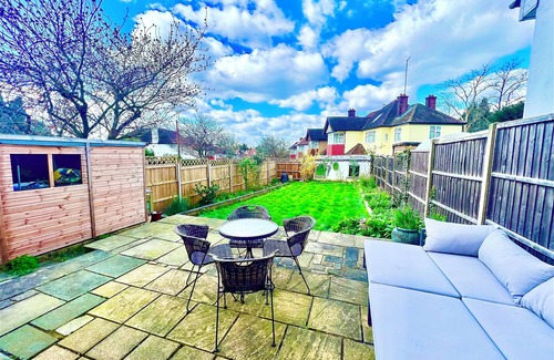 The Hyde House | Charming family home in NW London with great transport links and local nature.