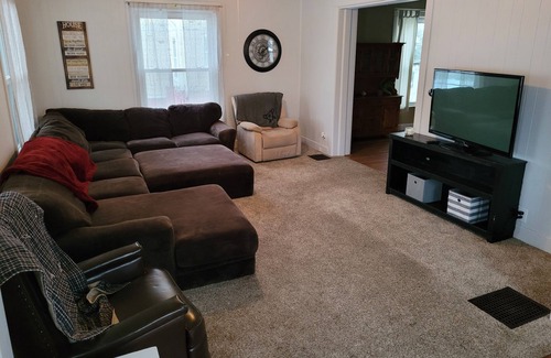Washington House | Charming Family Retreat: Walk to Downtown, Movie Theater & More!