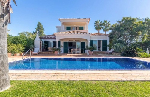 Carvoeiro Cottage | Charming Family Villa with Pool
