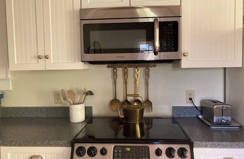 Hillsboro House | Charming Farm-stay Get-Away near Rocky Fork Lake