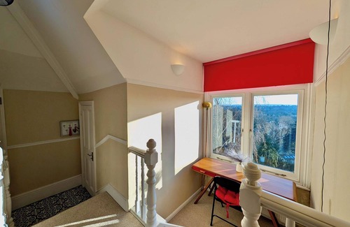 London Borough of Bromley Apartment | Charming Flat in Bromley with Parking