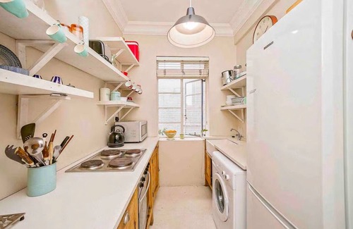 Greenside Apartment | Charming flat in the heart of a trendy, leafy and safe neighbourhood of Jozi