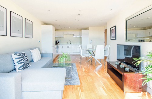 Riverside Apartment | Charming Flat with Balcony near Tower Bridge
