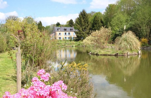 Les Authieux-du-Puits Cottage | Charming Duplex in Heart of Stud Farm Country with Garden and WIFI