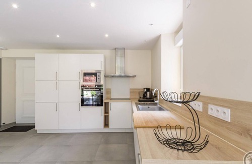 Les Moitiers-d'Allonne Cottage | Charming Riverside House with Garden