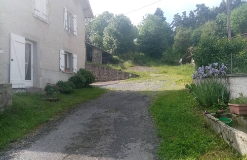 Saint-Germain-Laprade Cottage | Charming Family Cottage near UNESCO Sites with Fireplace, WiFi, and Baby Equipment