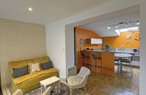 Saint-Mars-d'Egrenne Cottage | Charming Granite Cottage: Secluded Garden, Baby-Friendly, Amenities Included, Near Leisure Base