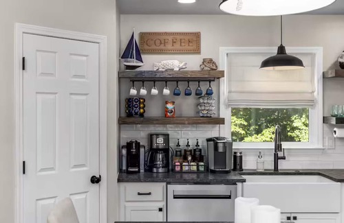 Gainesville House | Charming Gainesville Lakehouse with Hot Tub, Arcade Room, Mini Golf, King Beds